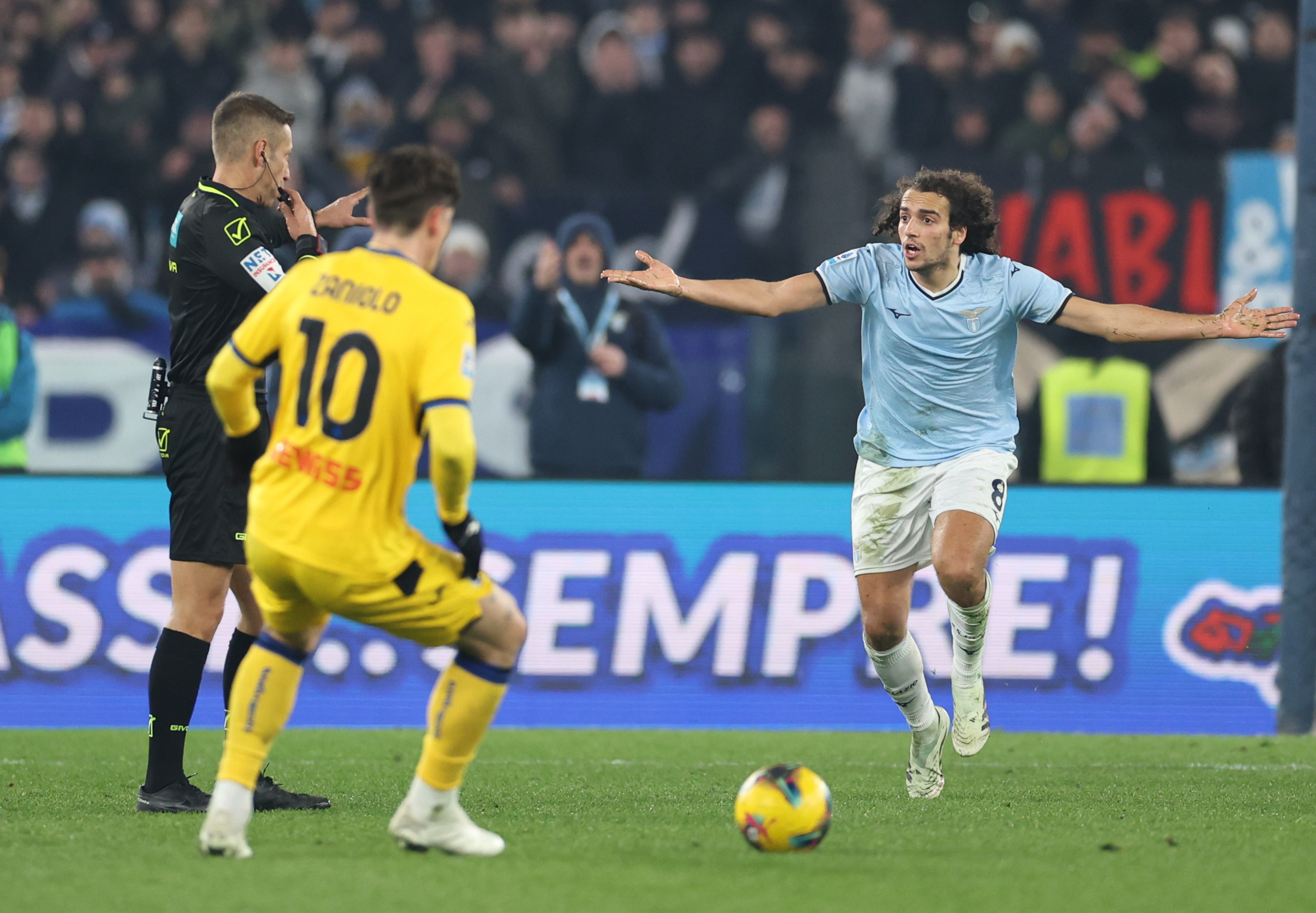 赛地聚焦——意大利杯今晨热度飙升,达拉斯独行侠复出首秀,气氛紧张,数据趋势出现新变化 赛地聚焦——意大利杯今晨热度飙升,达拉斯独行侠复出首秀,气氛紧张,数据趋势出现新变化