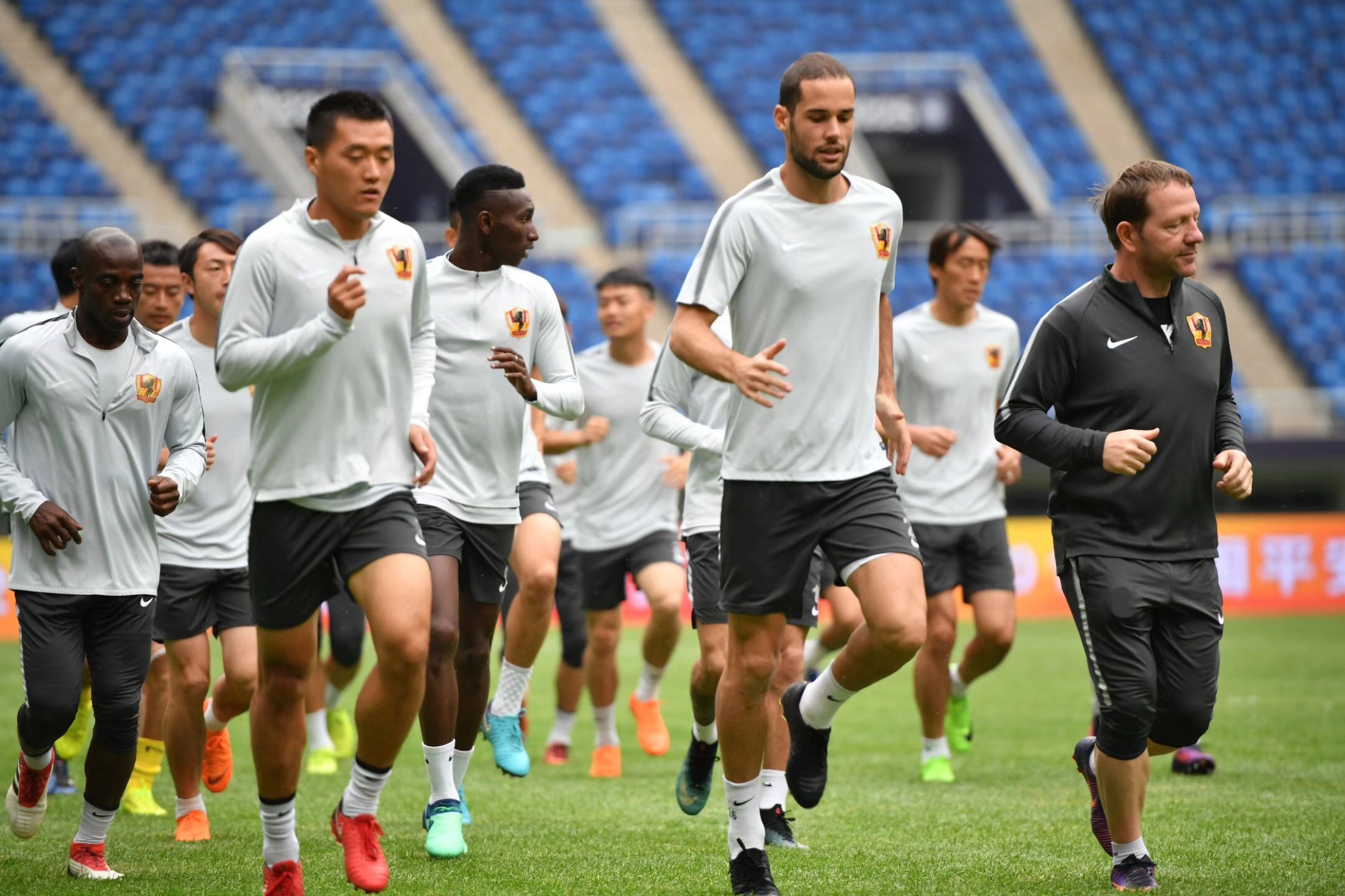 9体育-冲刺阶段上海久事远射贴柱：欧联节点到来，压力陡增，赛程密集仍需轮换